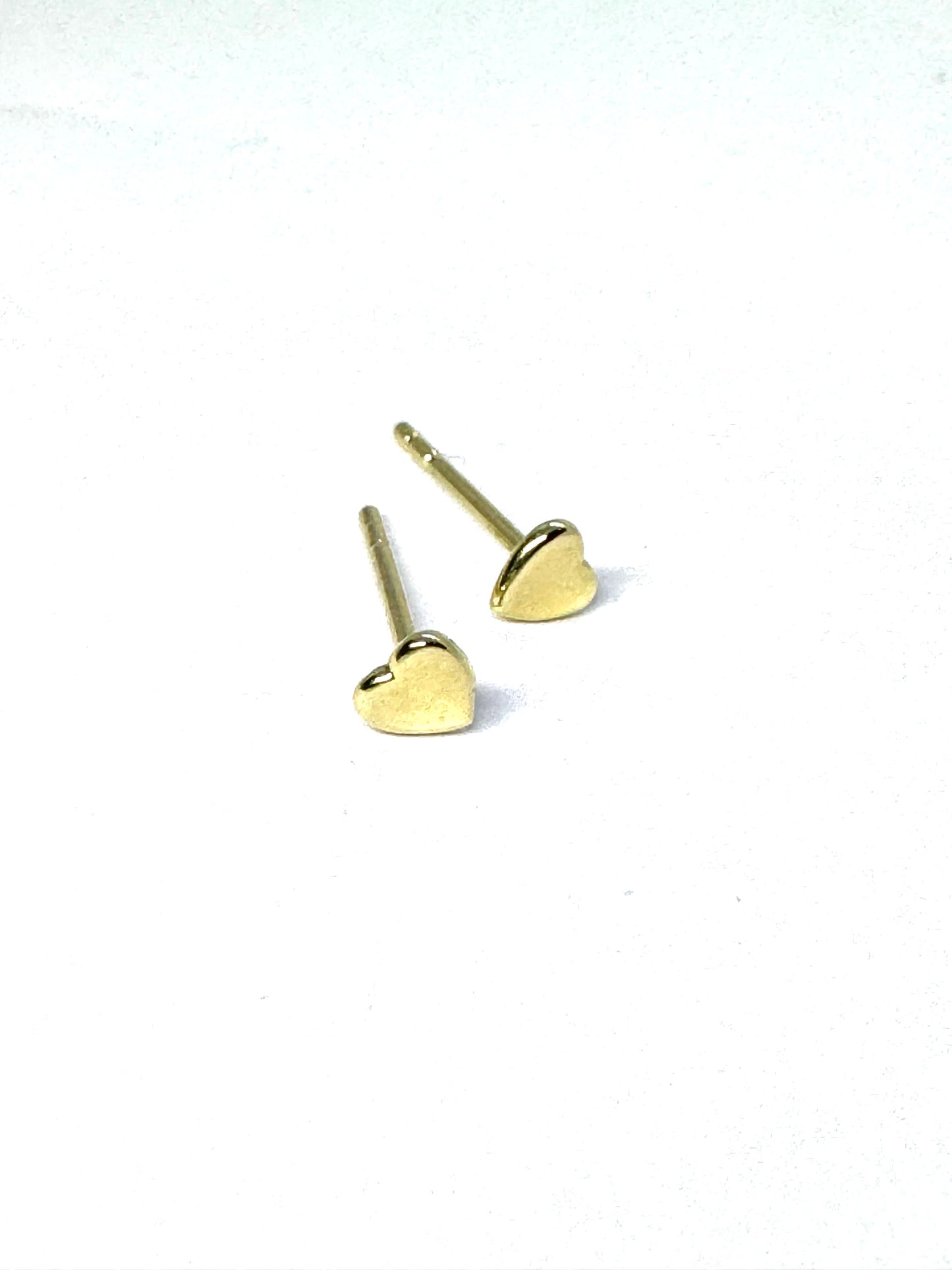 Mini Gold heart stud